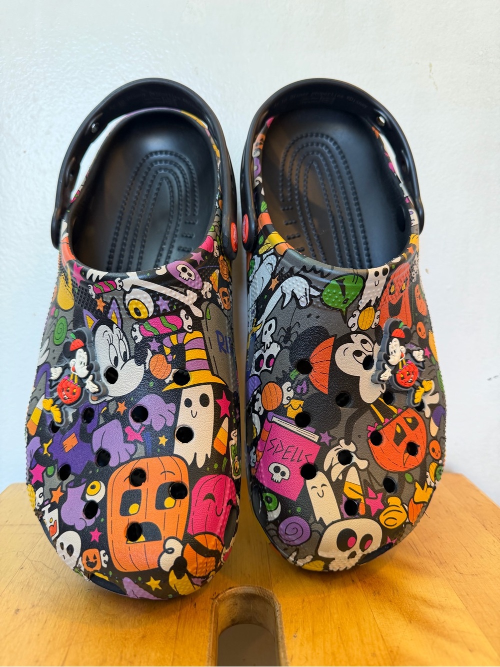 Disney Halloween Crocs Mickey Minnie Spooky Print Clogs Women’s 10 Men’s 8 - Picture 2 of 5